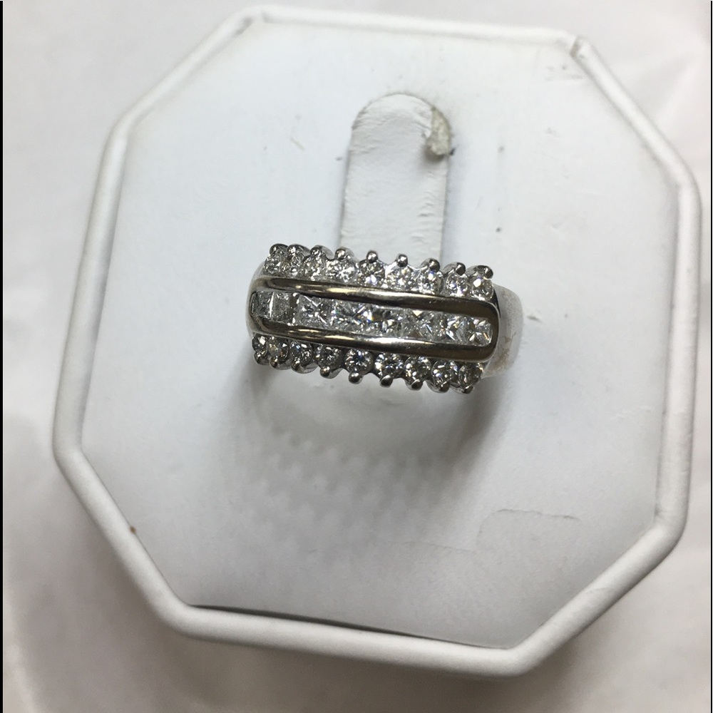 NEW 18K white Gold  diamonds engagement  ring